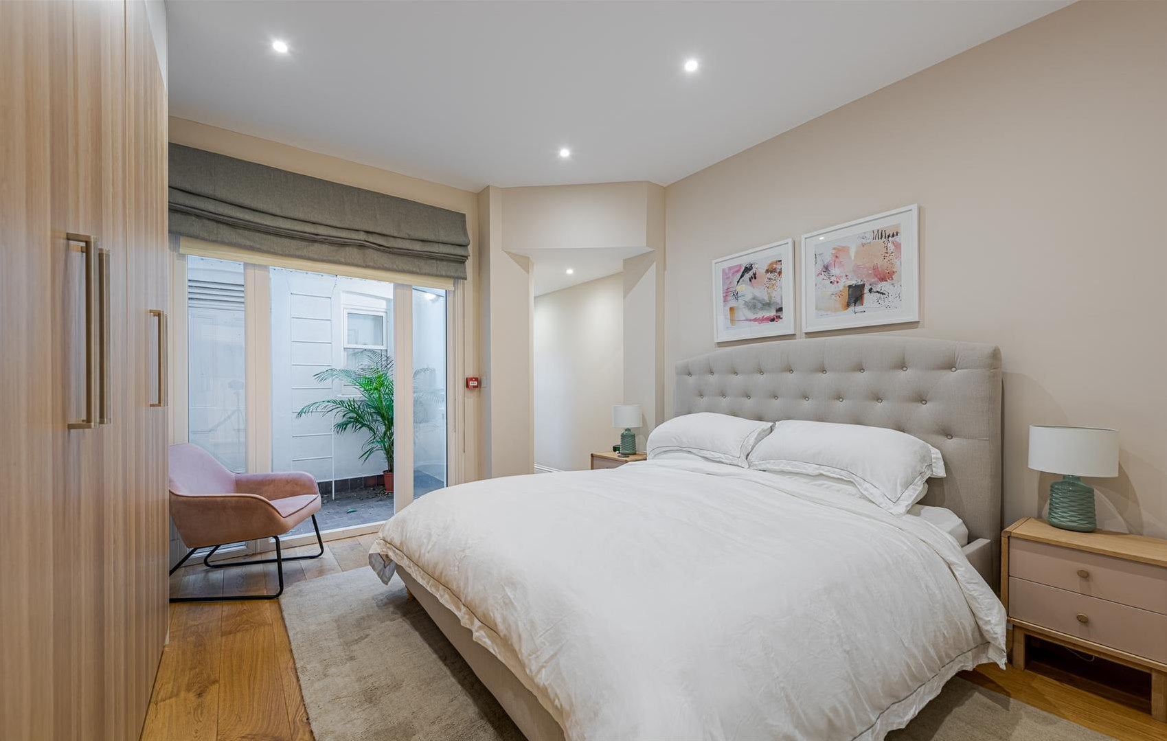 Flat Dove Mews in Greater London