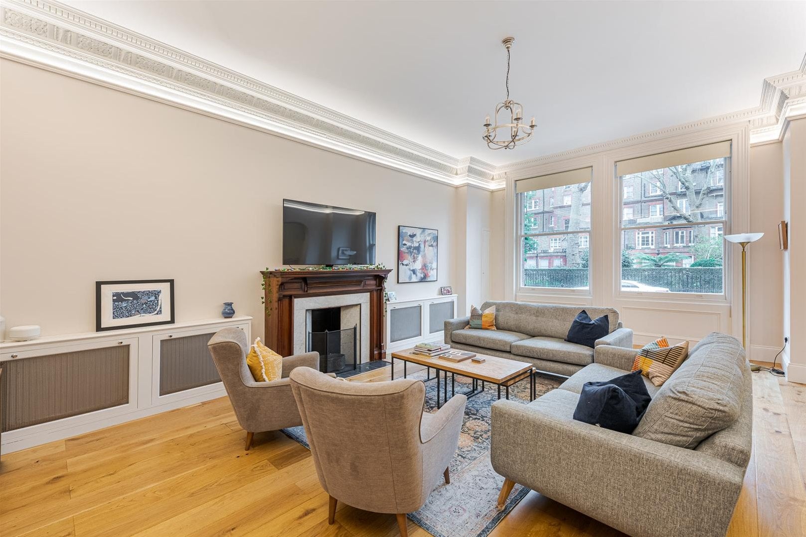Flat Dove Mews in Greater London