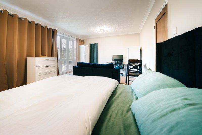 Room Marshalls Grove in Greater London