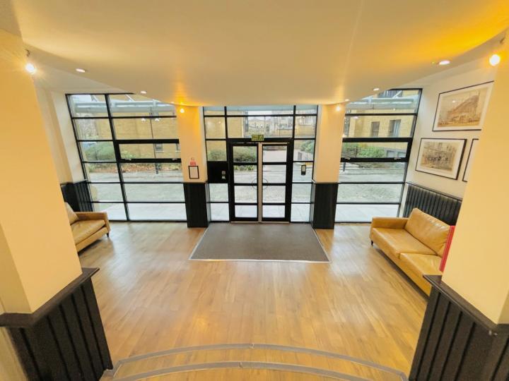 Flat Burrells Wharf Square in Greater London