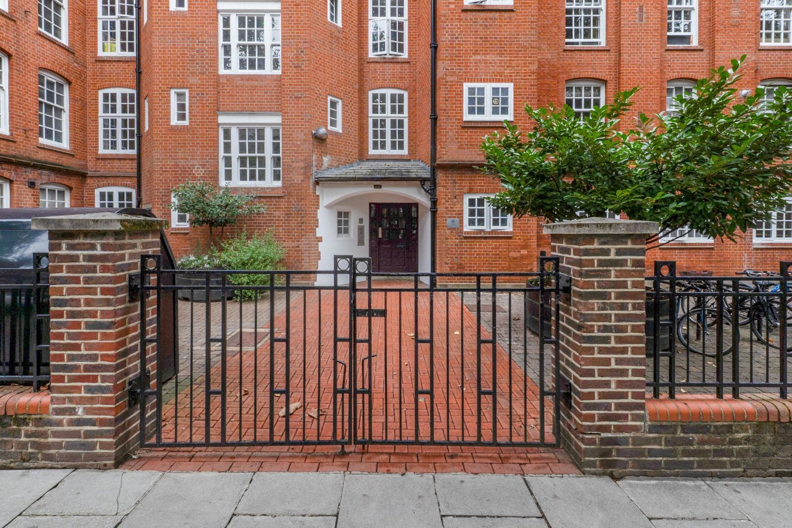 Flat Erasmus Street in City of Westminster