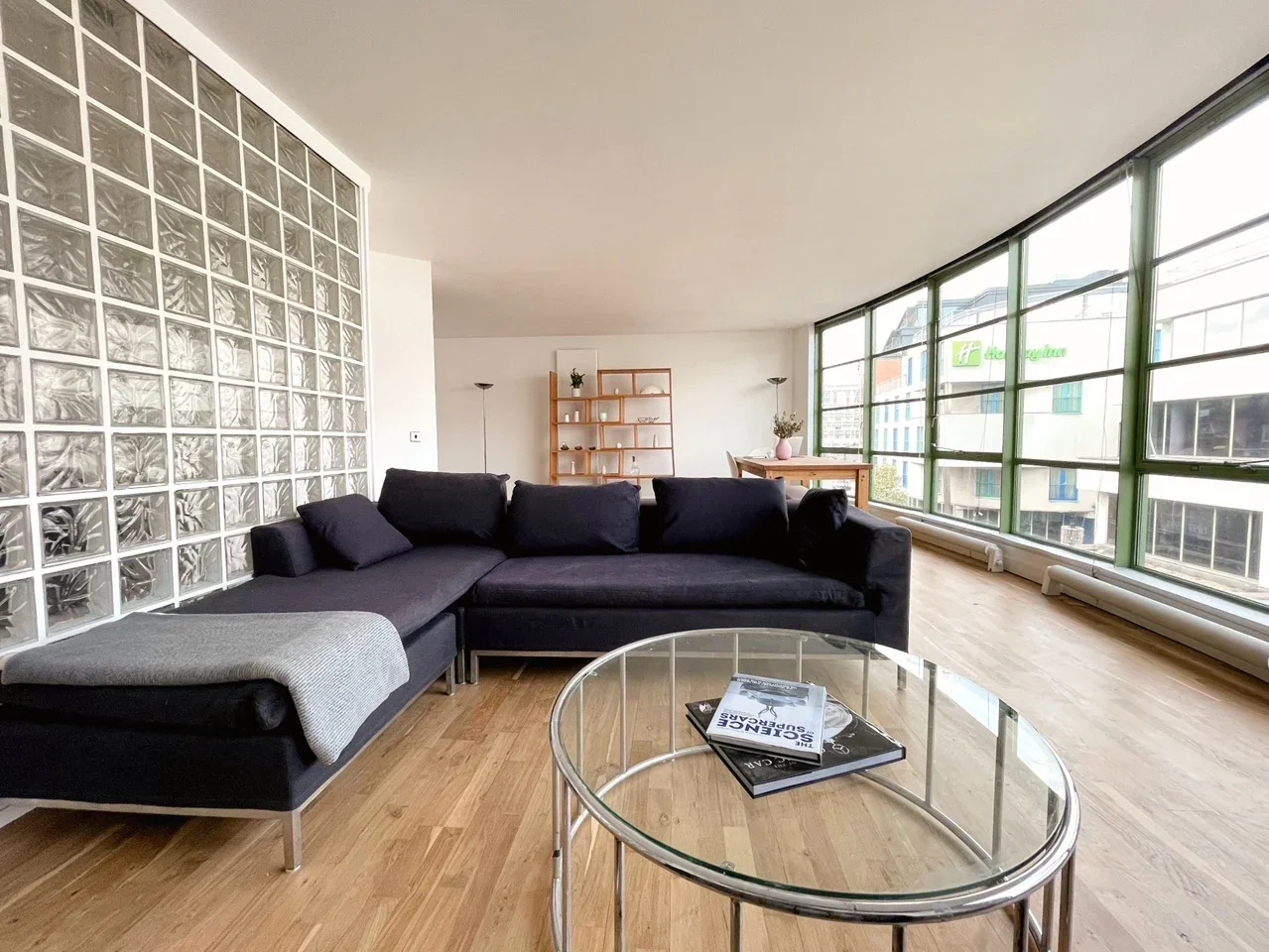 Flat Jamestown Road in Greater London