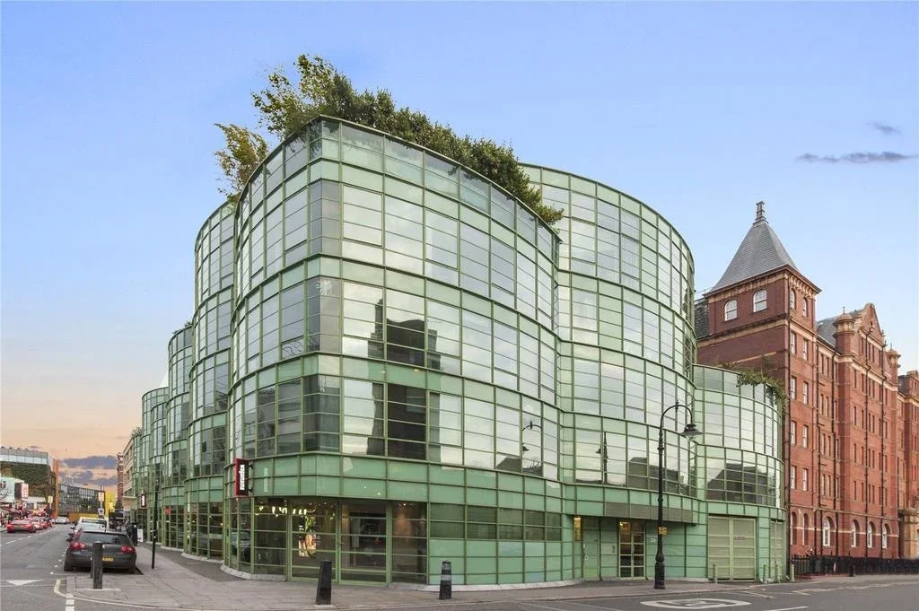 Flat Jamestown Road in Greater London