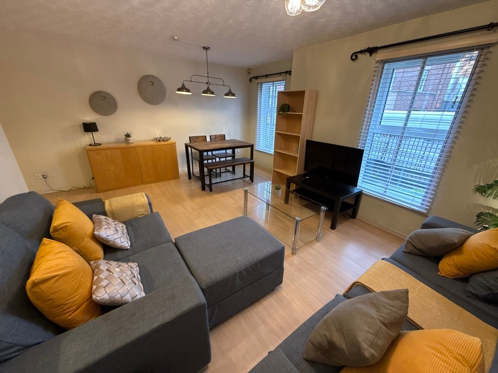Flat Woollam Place in Manchester