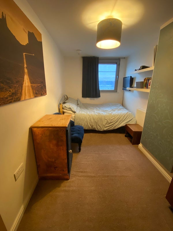 Room Throwley Road in Greater London