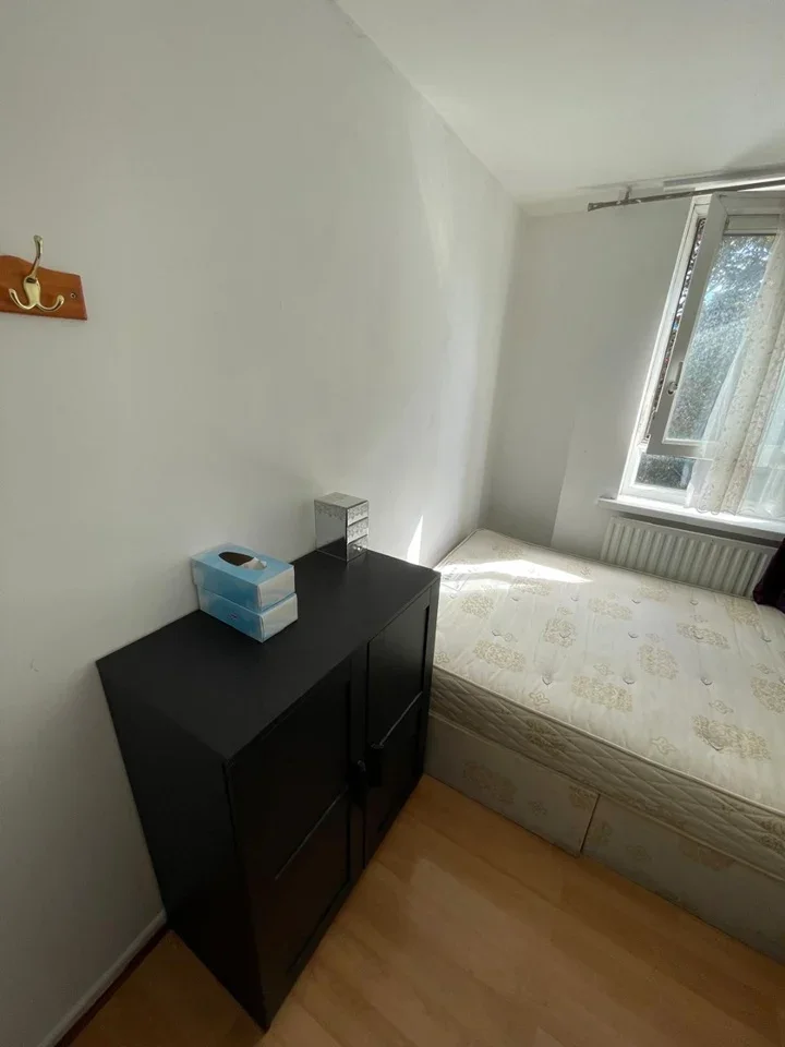 Room Vallance Road in Greater London