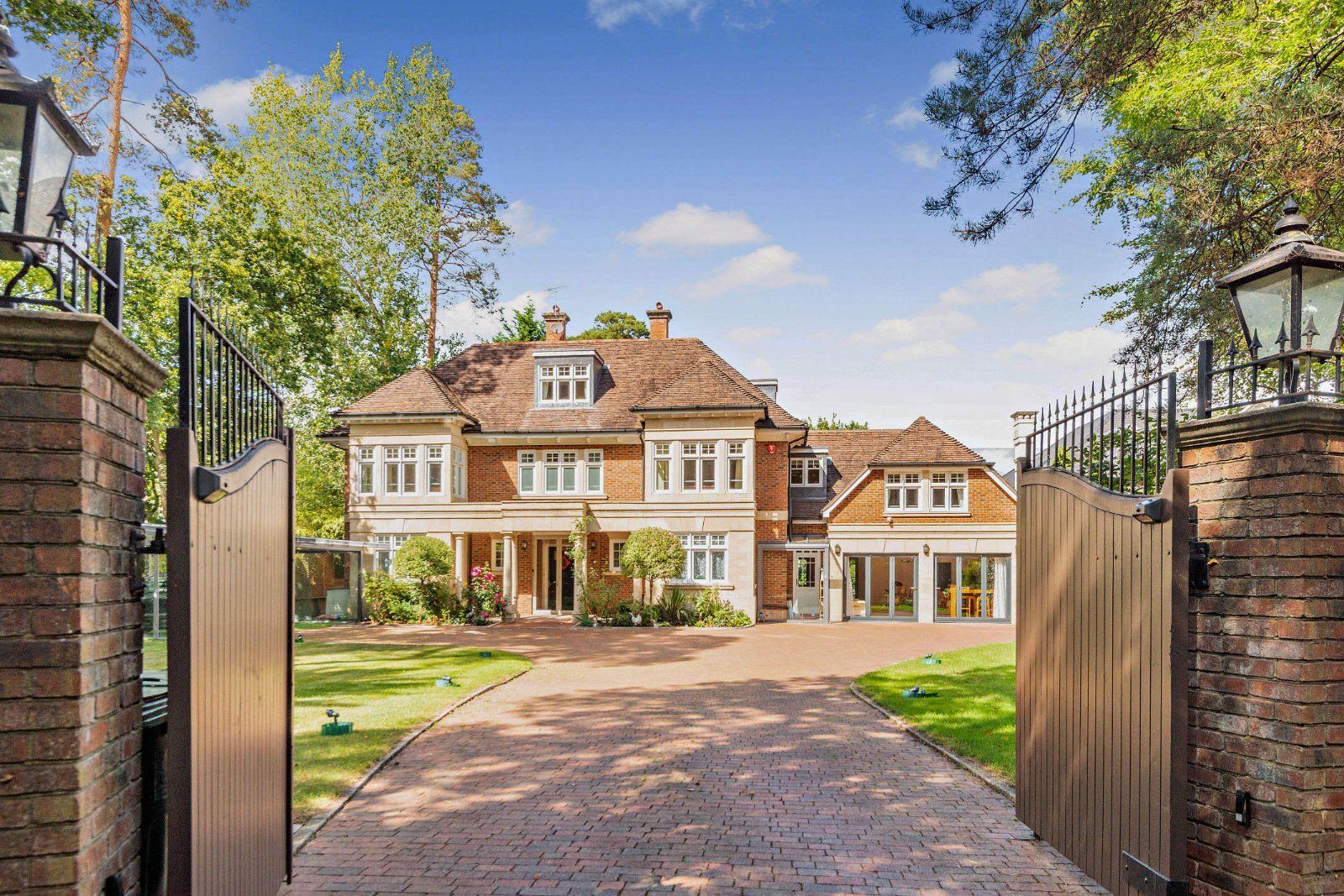 House Windsor Road in Ascot