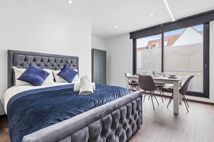Flat Woodstock Road in Greater London