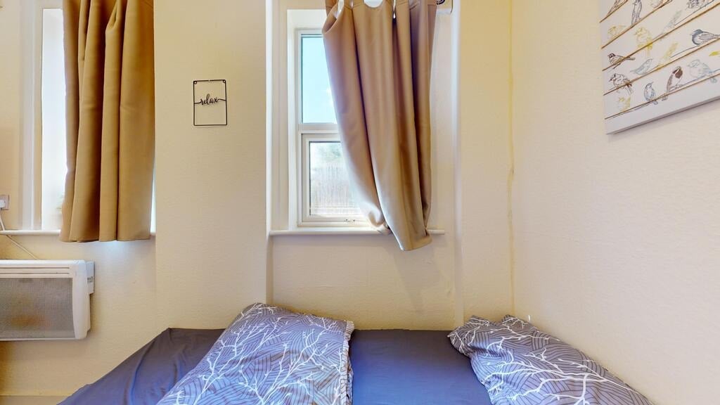 Room St. Pauls Avenue in Greater London