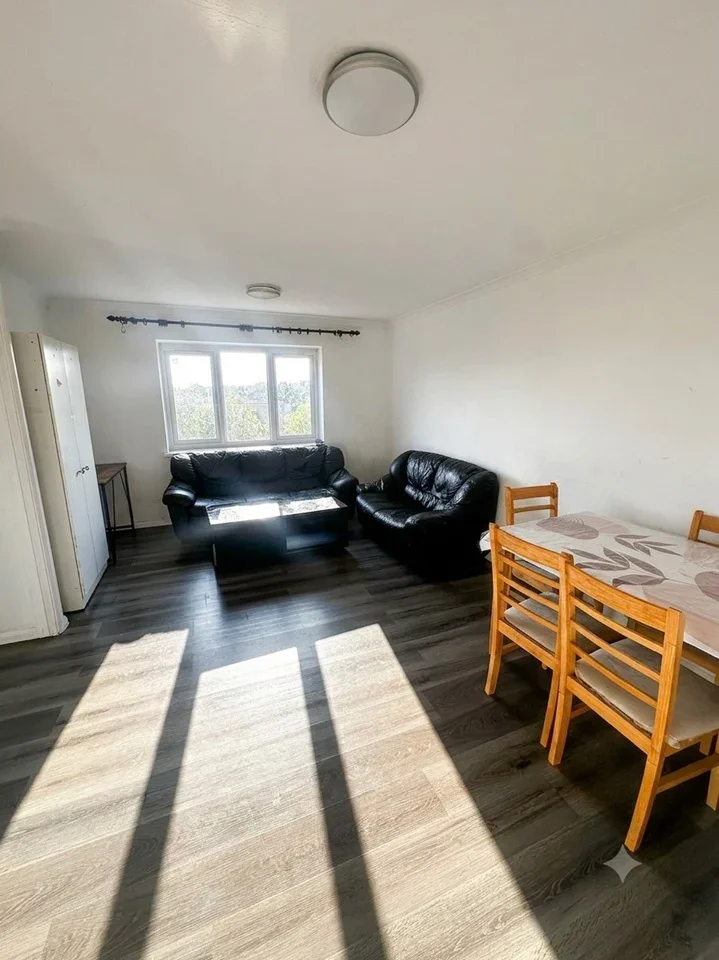 Flat Laurel Park in Greater London