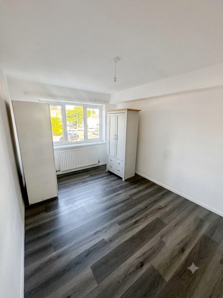 Flat Laurel Park in Greater London