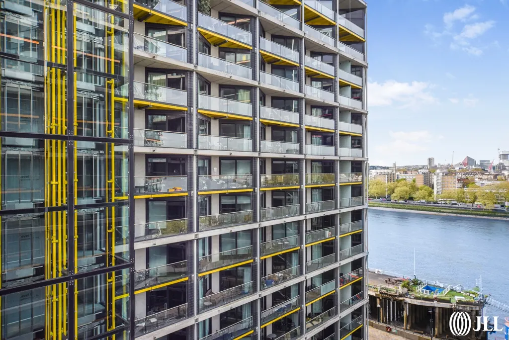 Flat Tideway Walk in Greater London