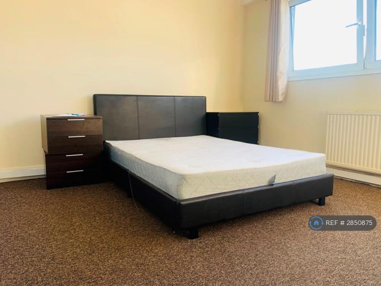 Room Field Road in Greater London