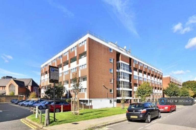 Room Field Road in Greater London
