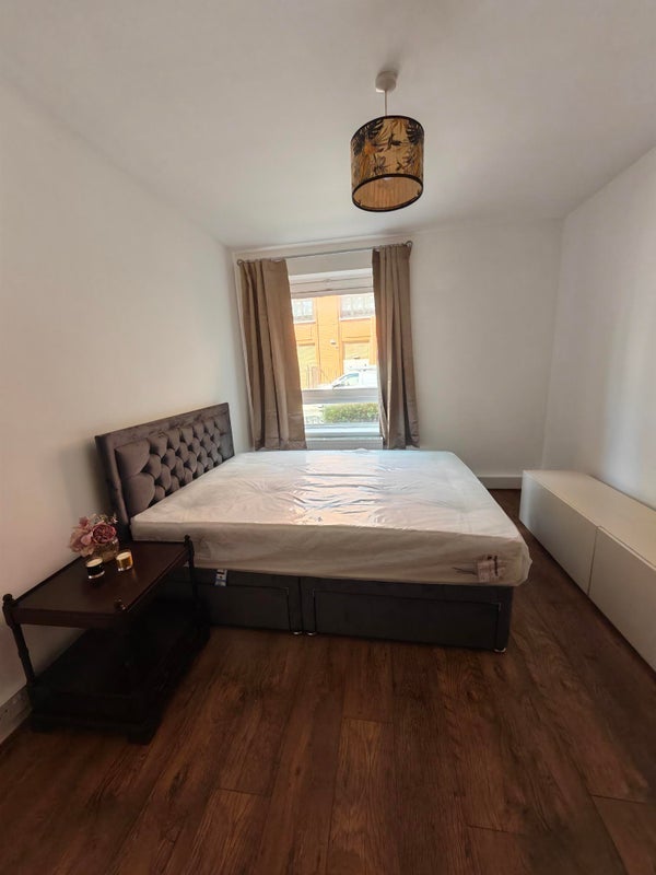 Flat Ilminster Gardens in Greater London