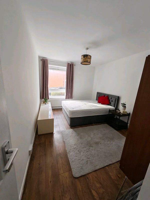 Flat Ilminster Gardens in Greater London