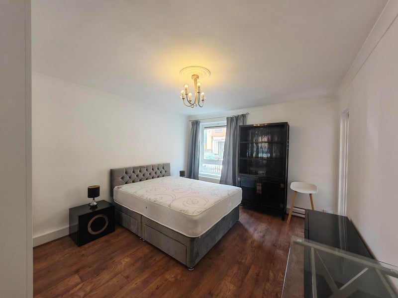 Flat Ilminster Gardens in Greater London