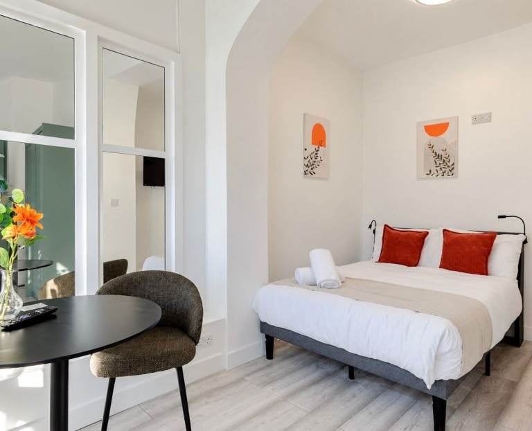 Flat Castletown Road in Greater London