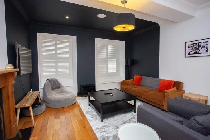 Flat Woodside Crescent in Glasgow