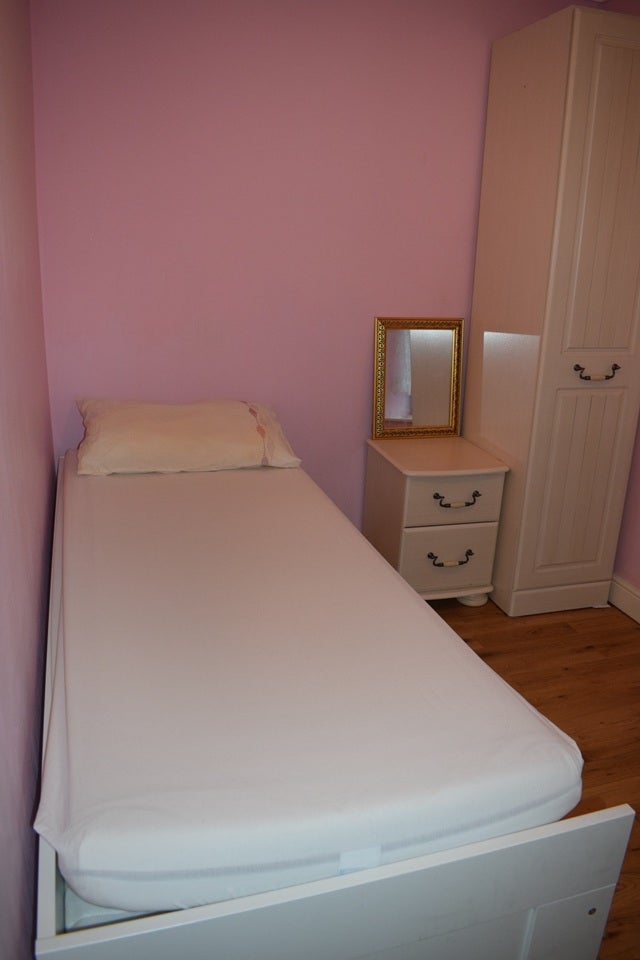 Room Frimley Road in Surrey Heath