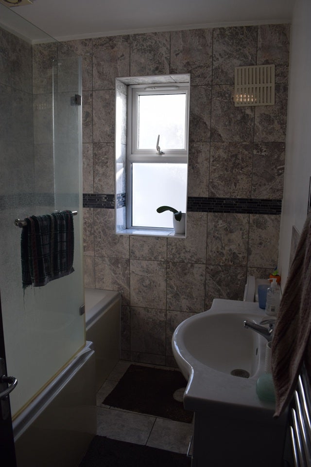 Room Frimley Road in Surrey Heath