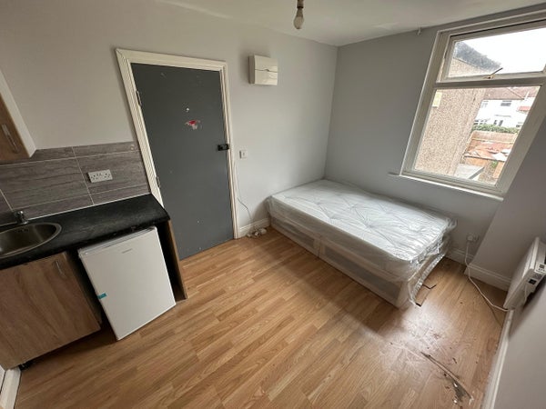 Flat Horsa Road in London
