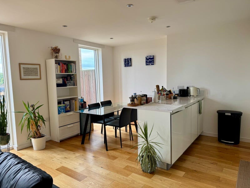 Flat Murrain Road in Greater London