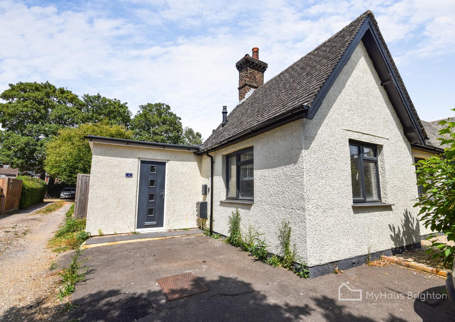 Room Ladbroke Road in Reigate and Banstead