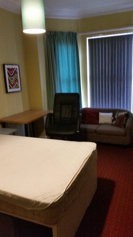 Room Ayres Road in Manchester