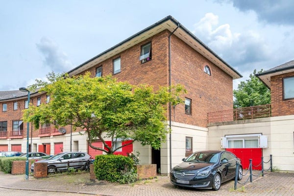Flat Plover Way in London Borough of Southwark