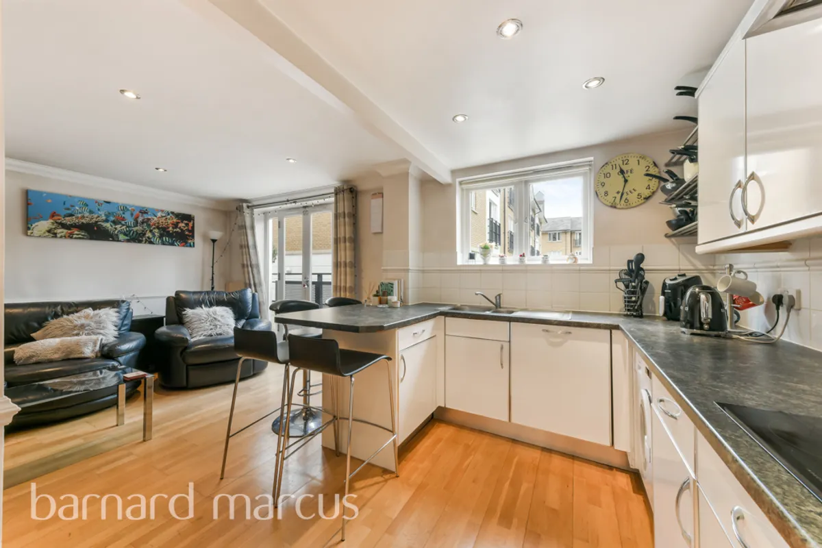 Flat Bridges Court in Greater London