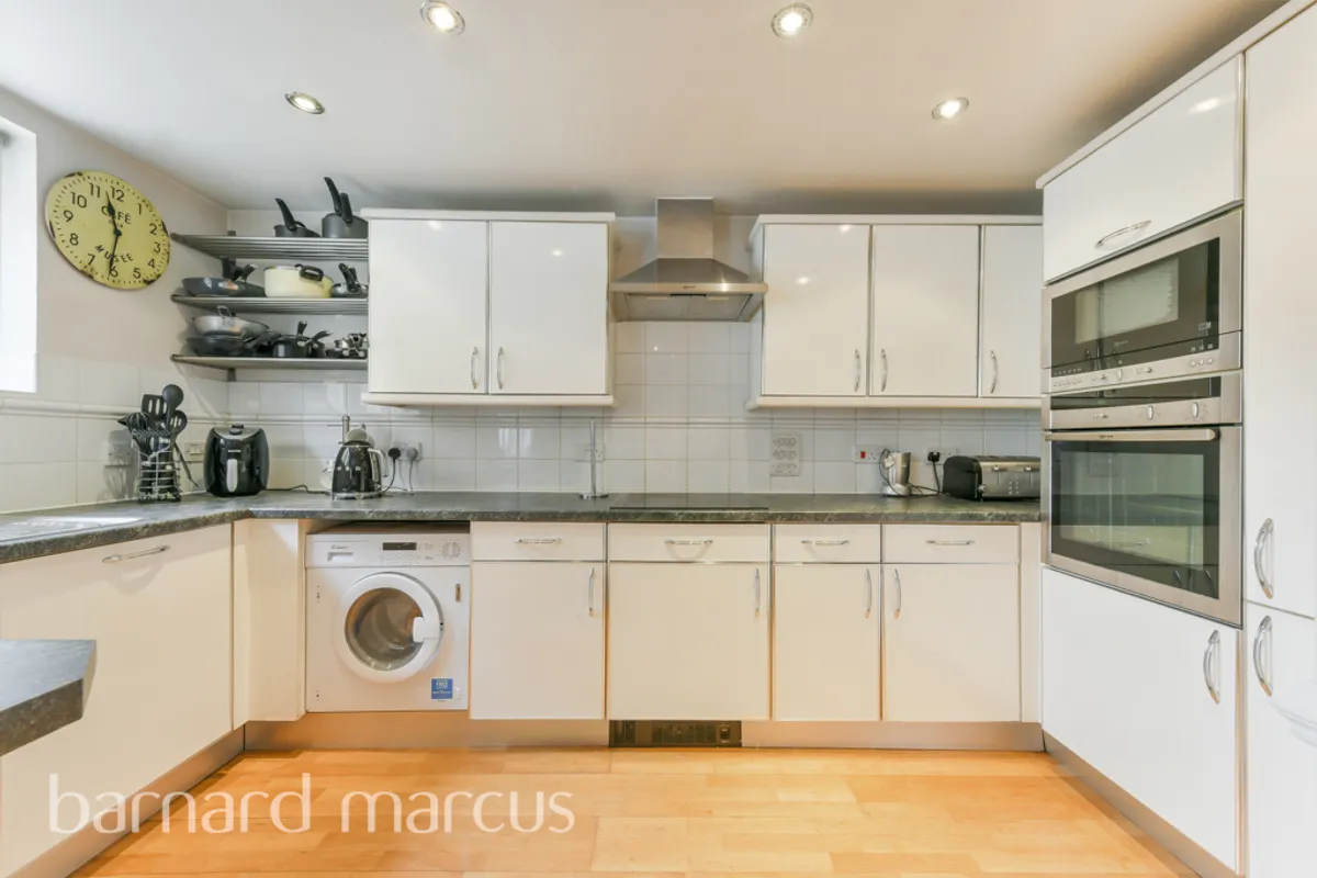 Flat Bridges Court in Greater London