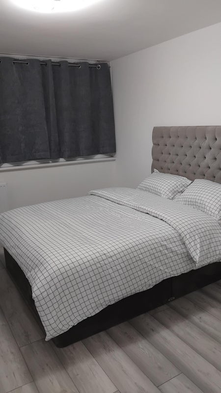 Room Leonard Robbins Path in Greater London