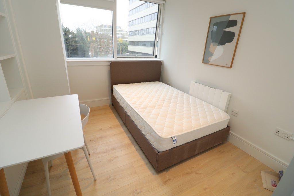 Room Globe Road in Greater London