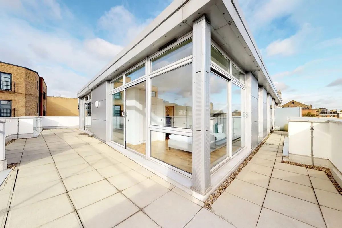 Flat Dereham Place in Greater London