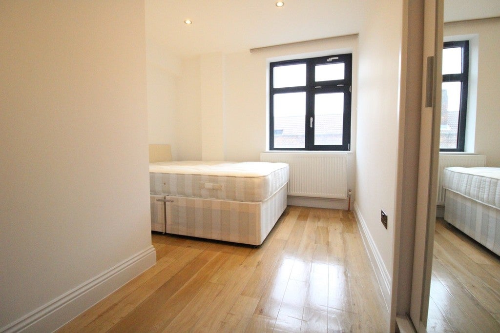 Flat Crondall Street in Greater London