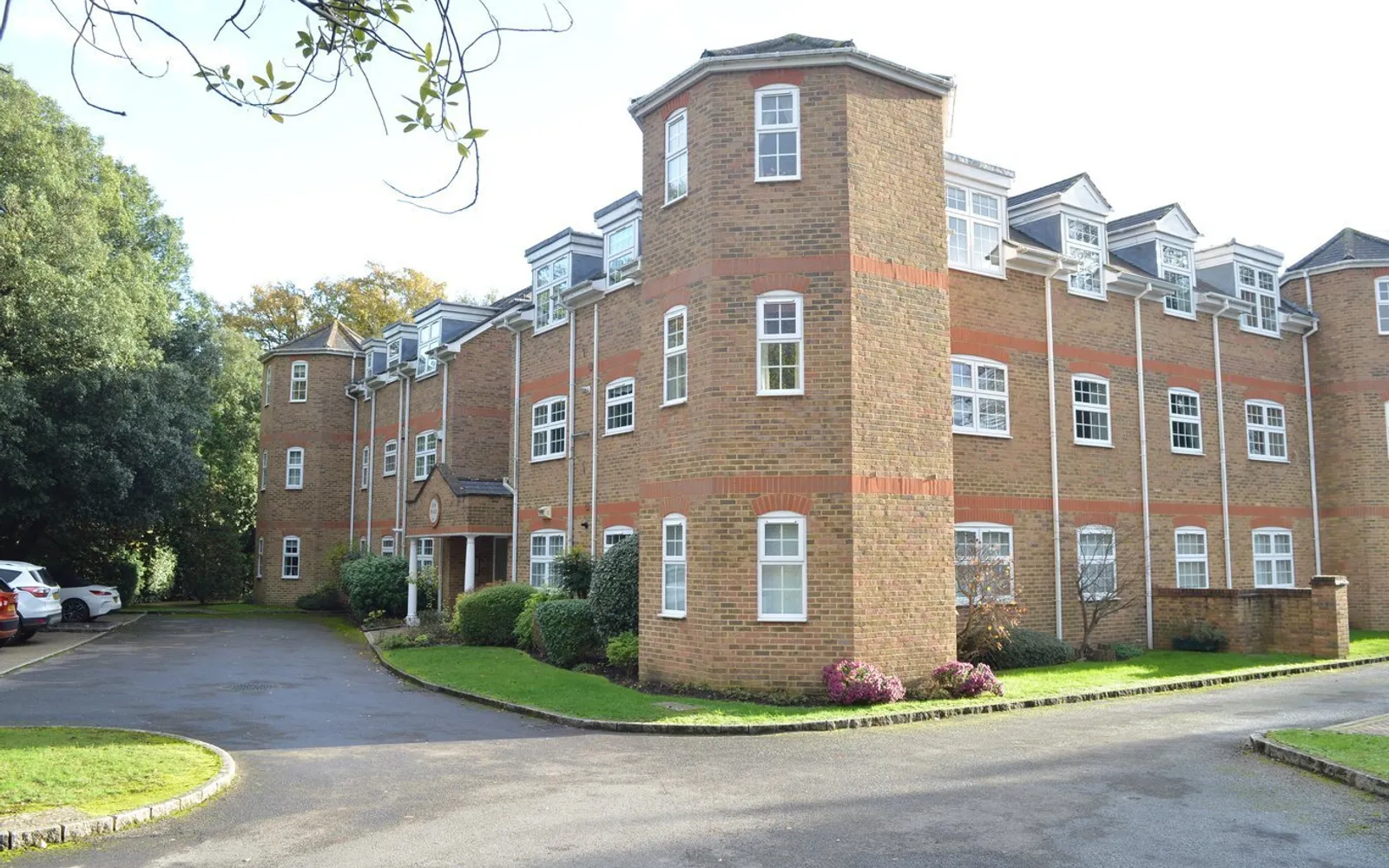 Flat Oatlands Avenue in Elmbridge