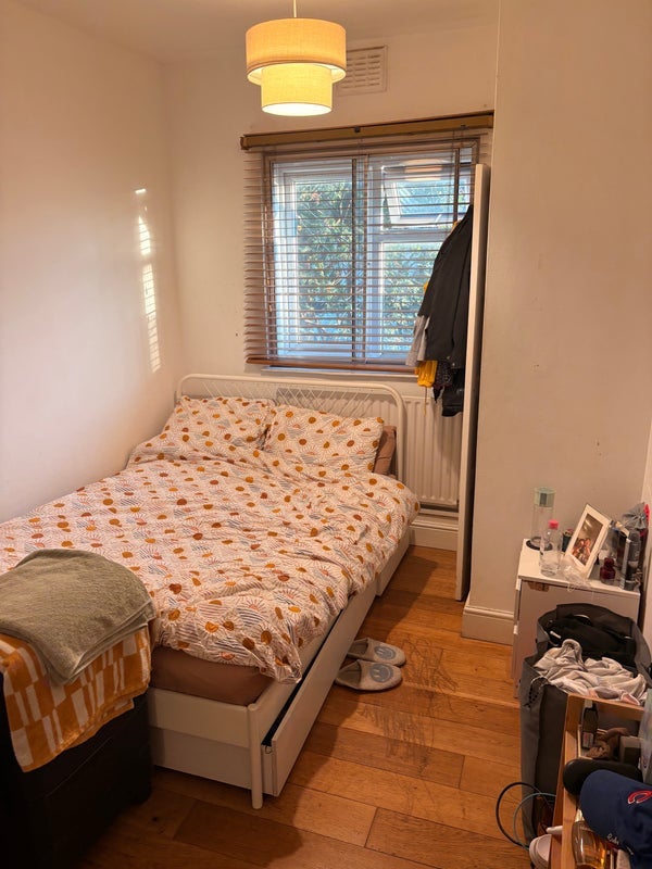 Room Wyvil Road in Greater London