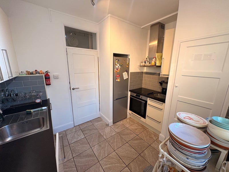 Room Wyvil Road in Greater London