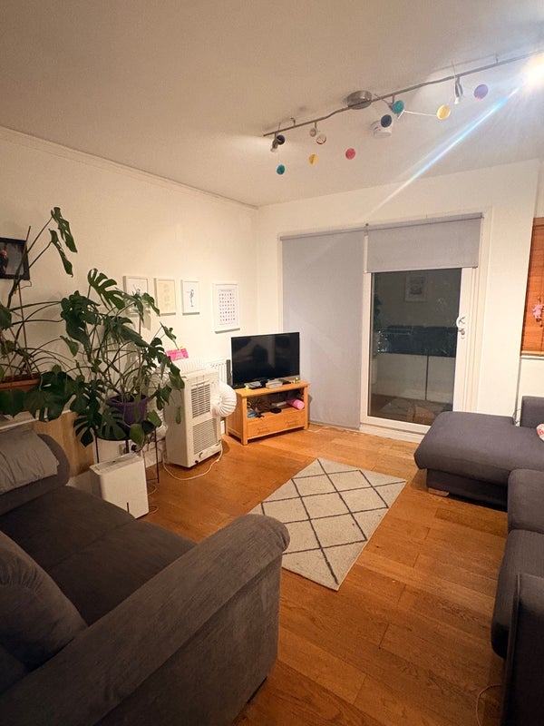 Room Wyvil Road in Greater London