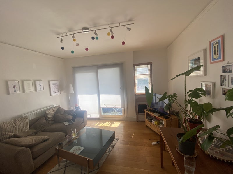 Room Wyvil Road in Greater London