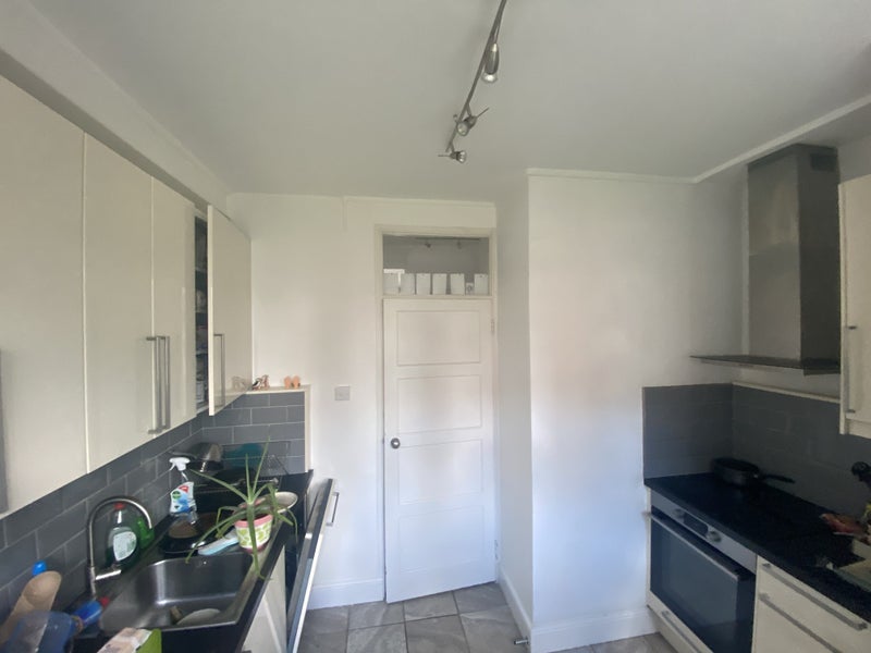 Room Wyvil Road in Greater London
