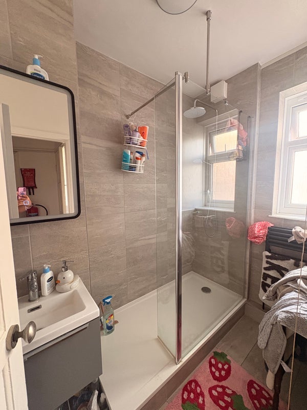 Room Wyvil Road in Greater London