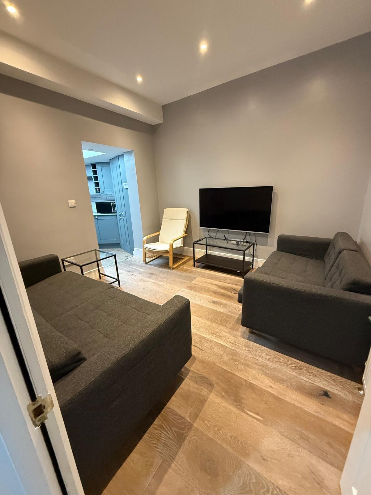 Room Graveney Road in Greater London