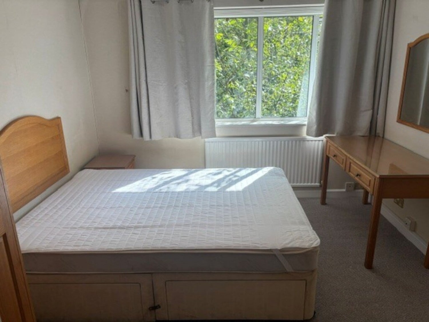 Room Forest Road in Horsham