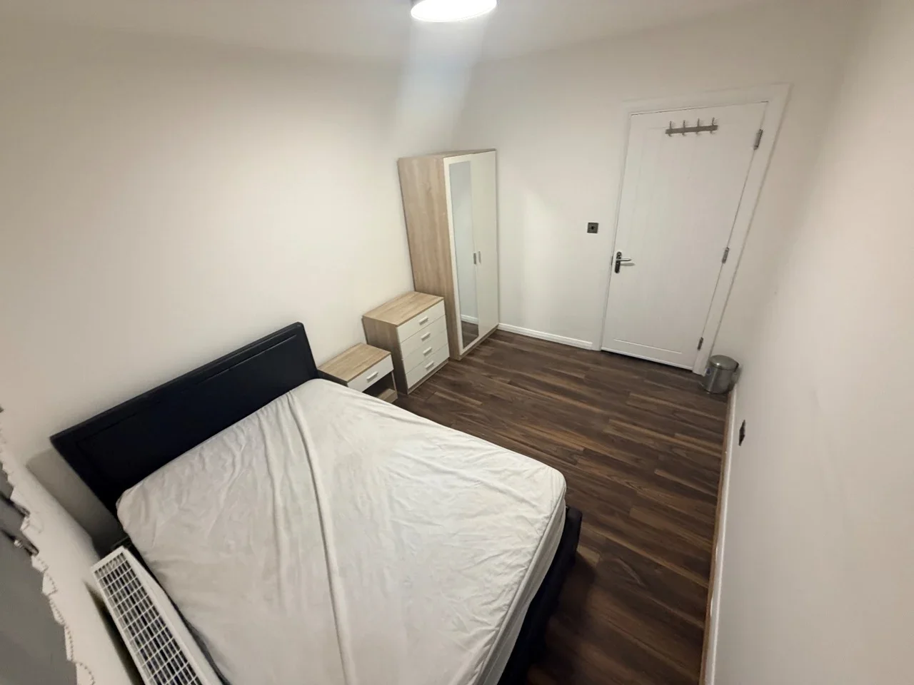 Room Avenue Road in Greater London