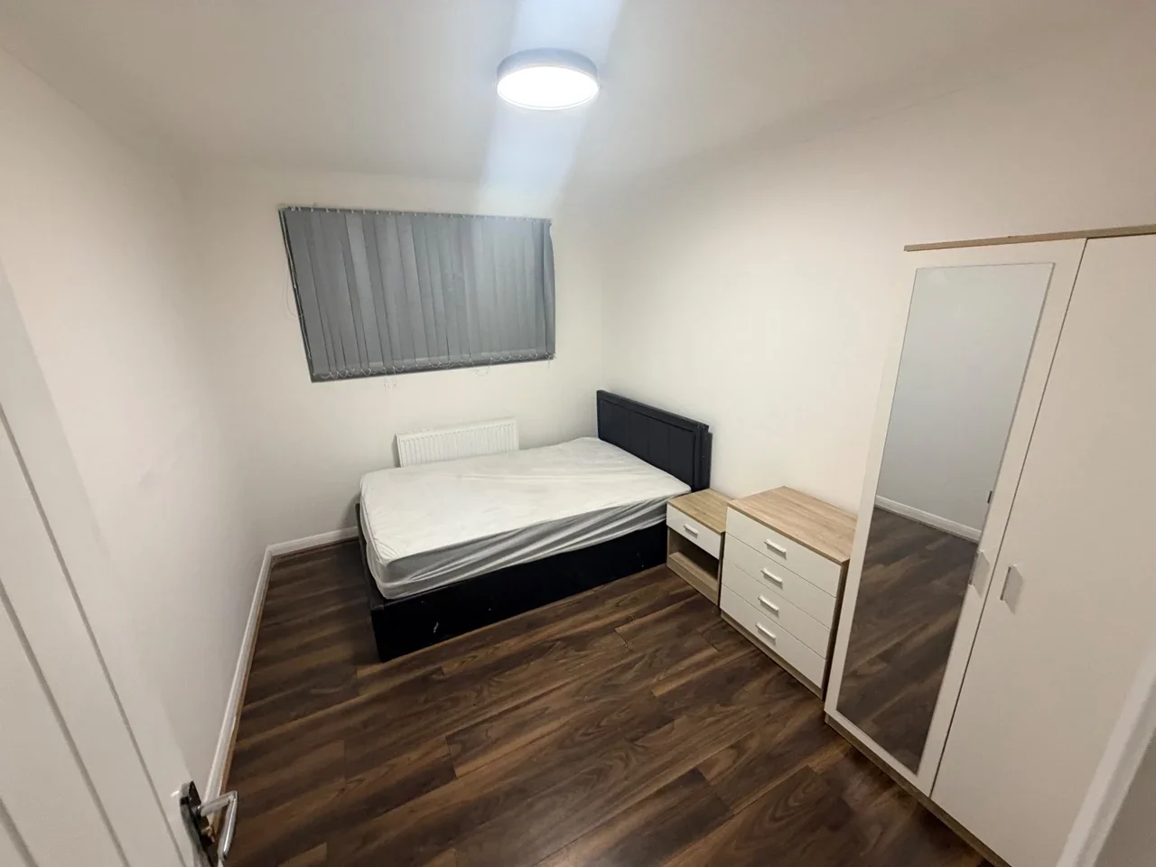 Room Avenue Road in Greater London