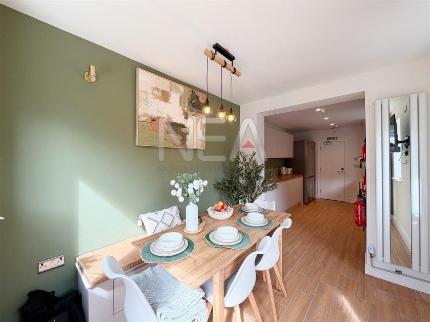 Room Curzon Street in Reading