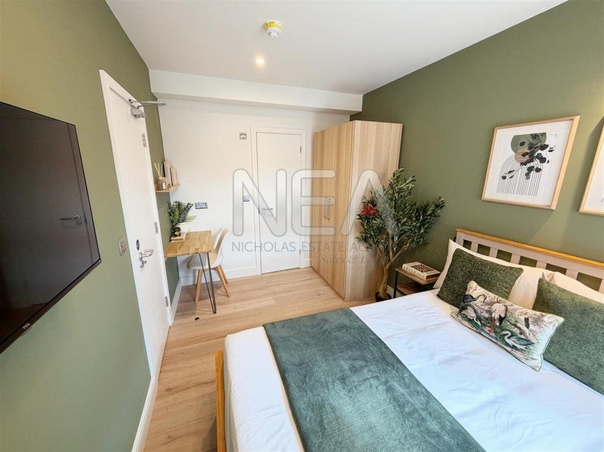 Room Curzon Street in Reading