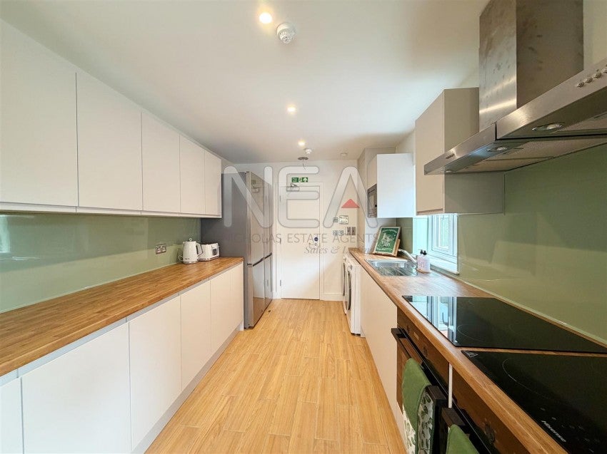 Room Curzon Street in Reading
